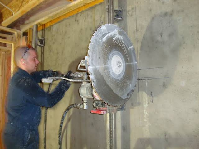 فتح باب أو فتحة بحائط خرساني - فتح الأبواب