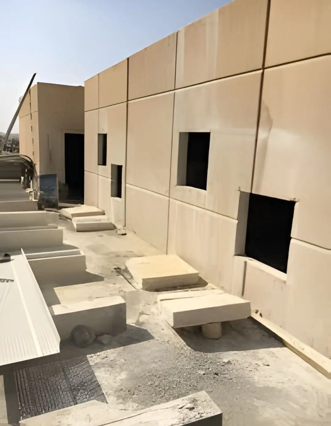 فتحات خرسانية منظمة في واجهة مبنى - فتح الشبابيك