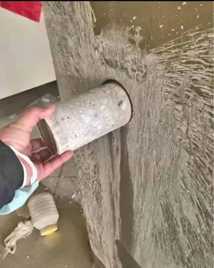 عينة كور بعد الاستخراج من الخرسانة - فتحات الكهرباء والكابلات