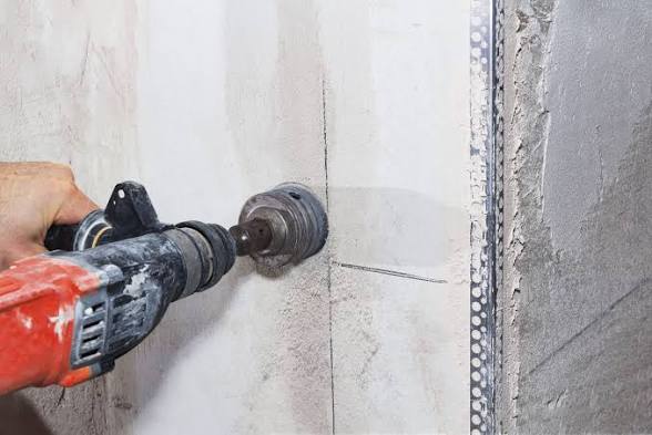 اختراق حائط خرسانة بمعدة كور محمولة - فتحات الكهرباء والكابلات