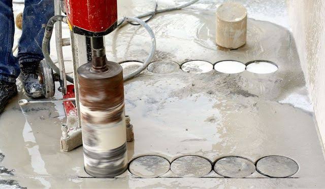 سلسلة فتحات خدمات داخل بلاطة خرسانية - السليفات وفتحات التجميع الخدمية