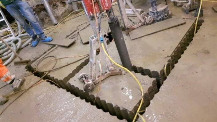 فتحة مربعة داخل بلاطة خرسانية - الأنفاق والآبار والقطاعات العميقة