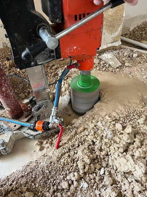 بريمة كور أثناء التخريم الرطب بالأرضية - فتحات السباكة والصرف
