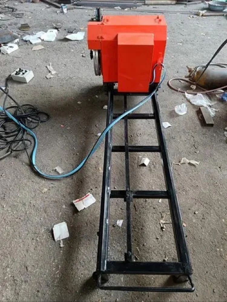 ماكينة واير ساو أثناء التشغيل - قص البلاطات والجدران السميكة